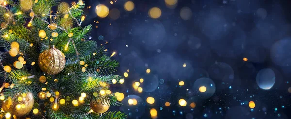 Weihnachtsbaum Blauer Nacht Goldene Kugeln Auf Tannenzweigen Mit Defokussiertem Licht — Stockfoto
