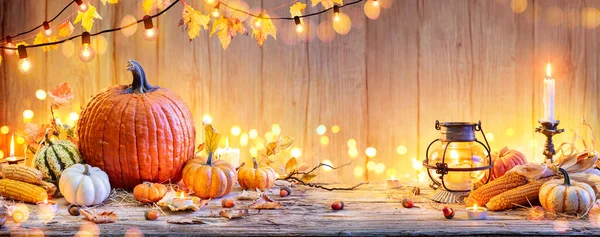 Pumpor Träbord Thanksgiving Bakgrund Med Grönsaker Och Bokeh Lights — Stockfoto