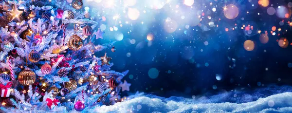 Árbol Navidad Nieve Por Noche Adorno Colgando Con Luces Desenfocadas —  Fotos de Stock