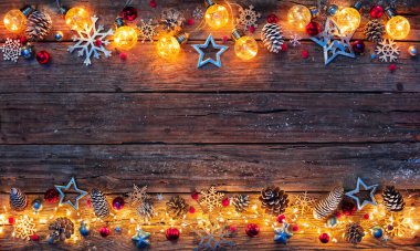 Tahta masa üzerindeki Noel Işıkları - İp ışıklarıyla aydınlatılmış dekorasyonlar