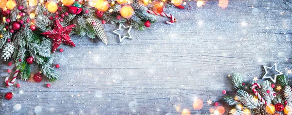 クリスマスの装飾 装飾されたライトのある青い木製のテーブルの上の枝と雪の装飾 — ストック写真