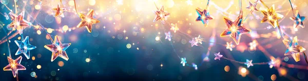 Estrellas Navidad Con Luces Doradas Colgando Fondo Azul Cadena Con —  Fotos de Stock