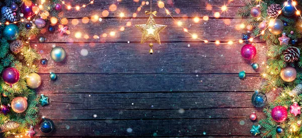 Karácsonyi Dekoráció Fenyő Ágak Baubles Megvilágított Húros Fények Sötét Asztal — Stock Fotó