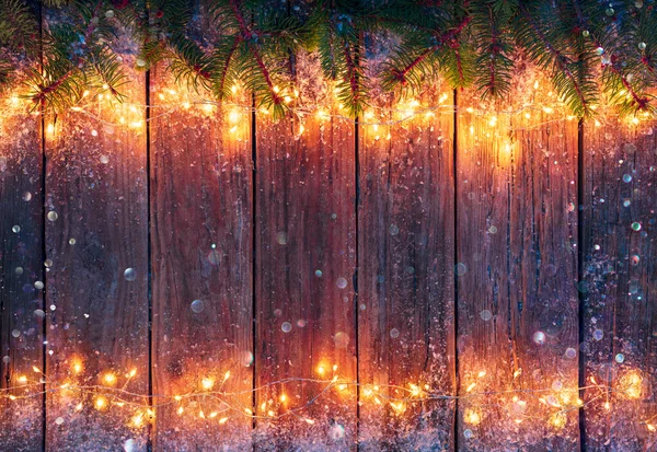 Vánoční Světlo Starém Dřevěném Stole String Light Jedlovými Větvemi Abstraktní — Stock fotografie