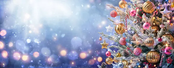 Kerstboom Ornamenten Sneeuw Blauwe Achtergrond Met Glanzend Licht — Stockfoto