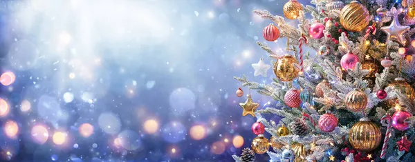 Weihnachtsbaum Ornamente Und Schnee Blauen Hintergrund Mit Glänzenden Lichtern — Stockfoto