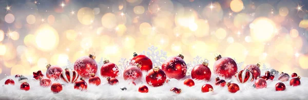 Vánoční Červené Koule Zlatými Světly Bílém Fur Abstraktní Rozostřené Karty — Stock fotografie