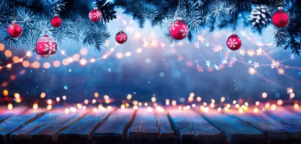 Різдвяний Стіл Вогні Прикраси Ялиновими Гілками Вночі Абстрактні Дефокусовані Елементи — стокове фото