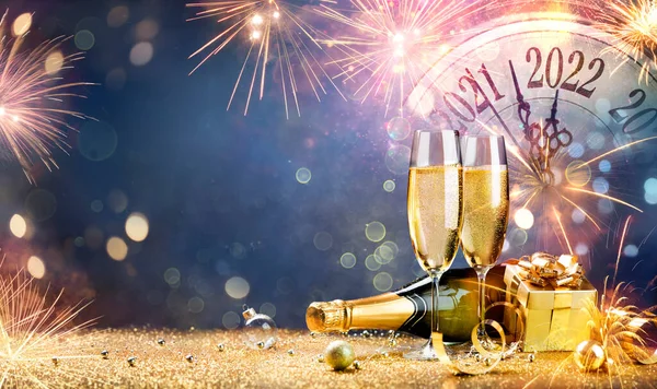 新年のお祝い2022 夜の時計と花火とシャンパン カウントダウンからミッドナイトまで 抽象的な背景 — ストック写真