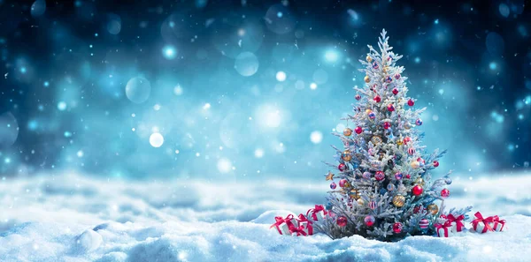 Weihnachtsbaum Mit Geschenk Auf Schnee Der Nacht Verschneite Abstrakte Landschaft — Stockfoto