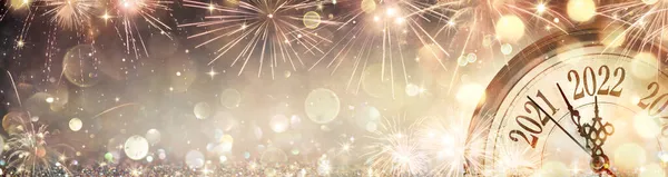 2022 Szilveszter Arany Óra Arc Tűzijátékkal Elavult Absztrakt Fényekkel — Stock Fotó