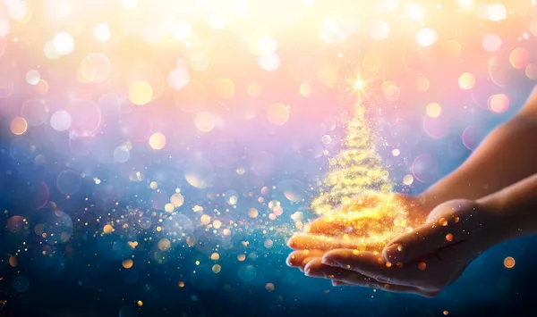 Varázslatos Karácsonyfa Fényes Arany Fény Kezében Éjjel — Stock Fotó