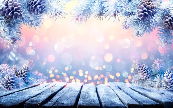 Zimowy Stół Świąteczny Gałęziami Fir Śniegiem Abstrakcyjnymi Światłami Rozproszonymi — Zdjęcie stockowe