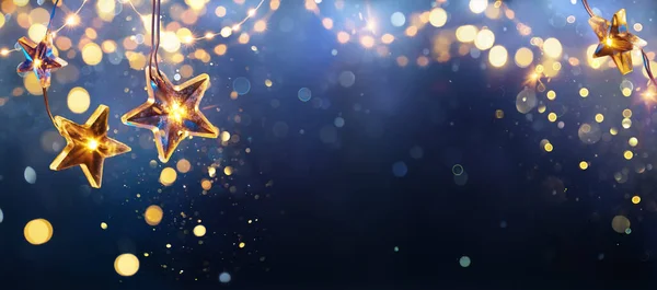 Luces Estrellas Navidad Cuerda Dorada Colgando Fondo Azul Con Bokeh — Foto de Stock