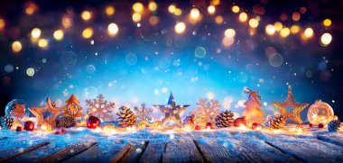 Tahta Masadaki Noel Dekorasyonu Mavi Soyut Odaklanmış Arkaplan