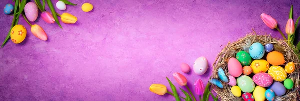 Œufs Pâques Tulipes Décorations Sur Fond Velours Violet — Photo