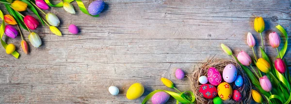 Easter Eggs Geschilderde Decoratie Nest Met Tulpen Natuurlijke Houten Plank — Stockfoto