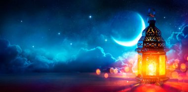 Ramazan Kareem - Soyut Odaklanmış Işıklarla Gece Mavi Gök fenerli Ay ve Arap Feneri - Bayram Ul Fitr