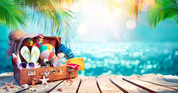 Travel Suitcase Tropical Beach Sunny Sea Palm Leaves Defocused Abstract — Φωτογραφία Αρχείου