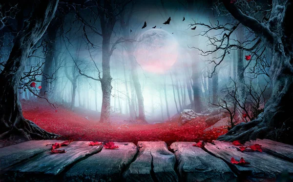 Halloween Mesa Madera Bosque Espeluznante Por Noche Con Hojas Rojas — Foto de Stock