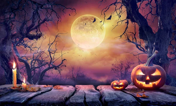 Halloween Tisch Alte Holzplanke Mit Orangefarbenem Kürbis Lila Landschaft Bei — Stockfoto