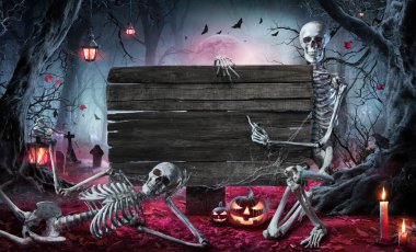 Ormandaki Cadılar Bayramı Kartı Ahşap Tabelayı Geceleyin Kabaklar ve İskeletlerle Mezarlık