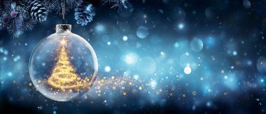 Kar Balosundaki Noel Ağacı Mavi Soyut Gece 'de Altın Parıltısıyla Sallanıyor