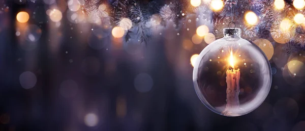 クリスマスの希望 背景が暗いボールハンギングツリーで明るい炎を持つアドベントキャンドル 祈りのコンセプト — ストック写真