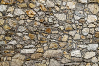 Kalenin yanından geçiyordum ve taştan yapılmış bir duvarın fotoğrafını çekmekten kendimi alamadım. Farklı boyutlarda, dağınık güneş ışığında çekilmiş bir duvar..