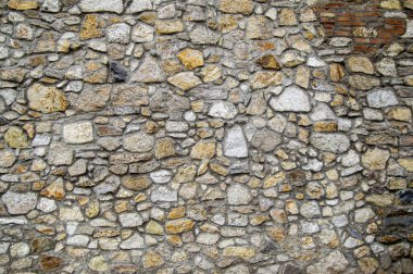 Kalenin yanından geçiyordum ve taştan yapılmış bir duvarın fotoğrafını çekmekten kendimi alamadım. Farklı boyutlarda, dağınık güneş ışığında çekilmiş bir duvar..