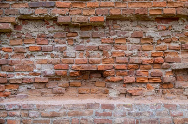 Alte Rote Ziegelwand Mit Gipselementen Tagsüber Diffusen Sonnenlicht Mit Einer — Stockfoto