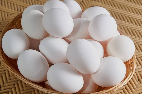   Ailem tavuk yumurtalarına çok düşkündür ve sepette bu kadar çok tavuğun yanından geçemezdim. Stüdyoda yapay ışık altında çekilmiş..                             