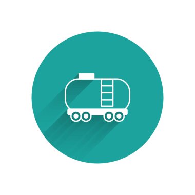 Beyaz Petrol Sarnıç ikonu uzun gölgeli arka planda izole edilmiş. Tren vagonundaki petrol tankı. Demiryolu nakliyesi. Petrol endüstrisi. Yeşil daire düğmesi. Vektör