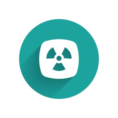 Beyaz Radyoaktif simge uzun gölge arkaplan izole. Radyoaktif zehirli sembol. Radyasyon tehlikesi işareti. Yeşil daire düğmesi. Vektör