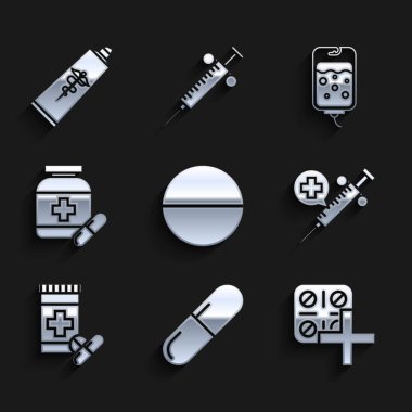 İlaç hapı ya da tablet, hap paketi, iğnesi, şişesi ve hapları olan tıbbi şırınga, serum torbası ve merhem tüpü ilaç ikonu hazırlayın. Vektör
