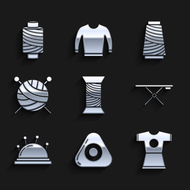 Dikiş ipliğini makaraya, tebeşire, kadın elbisesine, ütü masasına, iğne ve iğnelere örgü ören iplik topuna ve ikona kur. Vektör