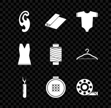 Fransız kıvrımları, tekstil kumaş rulo, bebek kıyafetleri, kesme aleti, yuvarlak işlemeli çember, mezura, kadın elbisesi ve dikiş ipliğini makara simgesine yerleştir. Vektör