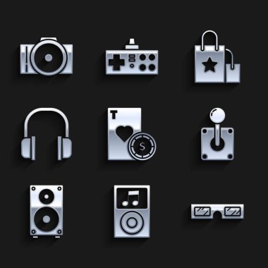 Kumarhane çipi ve oyun kartları, müzik çalar, 3 boyutlu sinema gözlükleri, atari makinesi için Joystick, müzik seti hoparlörü, kulaklık, kağıt alışveriş çantası ve fotoğraf makinesi ikonu. Vektör