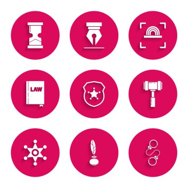 Polis rozeti, tüy ve mürekkep hokkası, kelepçe, yargıç tokmağı, Hexagram şerifi, hukuk kitabı, parmak izi ve eski kum saati ikonu. Vektör