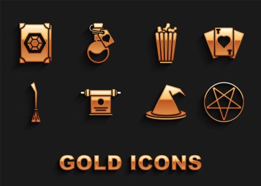 Sihirli parşömen, iskambil kağıtları, pentagram çemberi, cadı şapkası, cadı süpürgesi, patlamış mısır kutusu, antik büyü kitabı ve aşk ikonu şişesi. Vektör