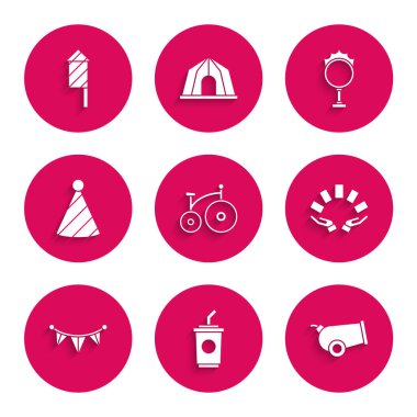 Klasik bisiklet, su dolu kağıt bardak, gülle, kart tutan el, karnaval çelengi bayrakları, parti şapkası, sirk ateş çemberi ve havai fişek ikonu. Vektör