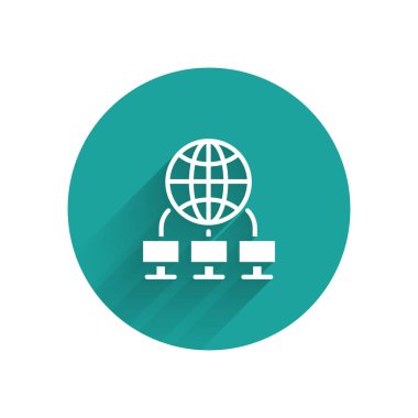 Beyaz Bilgisayar ağı simgesi uzun gölgeyle izole edildi. Laptop ağı. İnternet bağlantısı. Yeşil daire düğmesi. Vektör İllüstrasyonu.