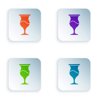 Beyaz arka planda izole edilmiş renkli Yahudi kadeh ikonu. Kiddush için Yahudi şarabı bardağı. Şabat için çerez kupası. Kare düğmelere renkli simgeleri yerleştir. Vektör.