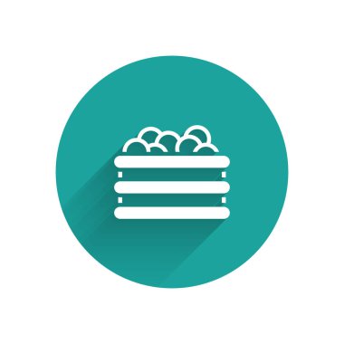 Topları uzun gölgeli beyaz havuz ikonu. Yeşil daire düğmesi. Vektör.