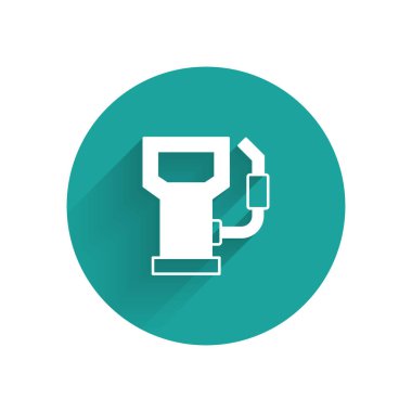 Beyaz petrol ya da benzin istasyonu simgesi uzun gölgeli. Araba yakıtı sembolü. Benzin pompası. Yeşil daire düğmesi. Vektör