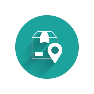 Karton kutu simgesine sahip beyaz konum uzun gölge arkaplan izole. Teslimat hizmetleri, lojistik ve ulaşım, dağıtım. Yeşil daire düğmesi. Vektör