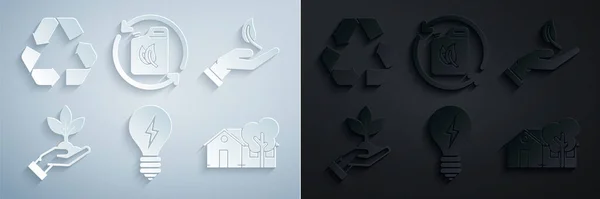 Set Glühbirne mit Blitz-Symbol, Sprössling Hand des Umweltschutzes, Pflanze, umweltfreundliches Haus, Biokraftstoffkanister und Recycle-Symbol. Vektor — Stockvektor