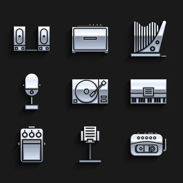 Conjunto reproductor de vinilo con un disco de vinilo, soporte de música, cinta, piano, pedal de guitarra, micrófono, arpa y el icono del altavoz estéreo. Vector — Vector de stock