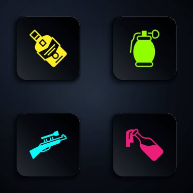 Kokteyl molotofu, viski şişesi, dürbünlü keskin nişancı tüfeği ve el bombası hazırlayın. Siyah kare düğme. Vektör