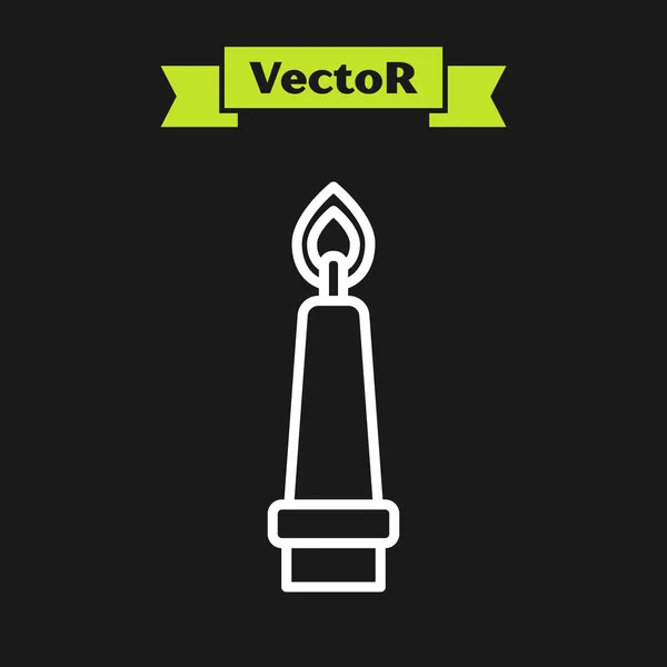 Weiße Linie Brennende Kerze im Kerzenständer-Symbol isoliert auf schwarzem Hintergrund. Altmodisch entzündete Kerze. Zylindrischer Kerzenstock mit brennender Flamme. Vektor — Stockvektor